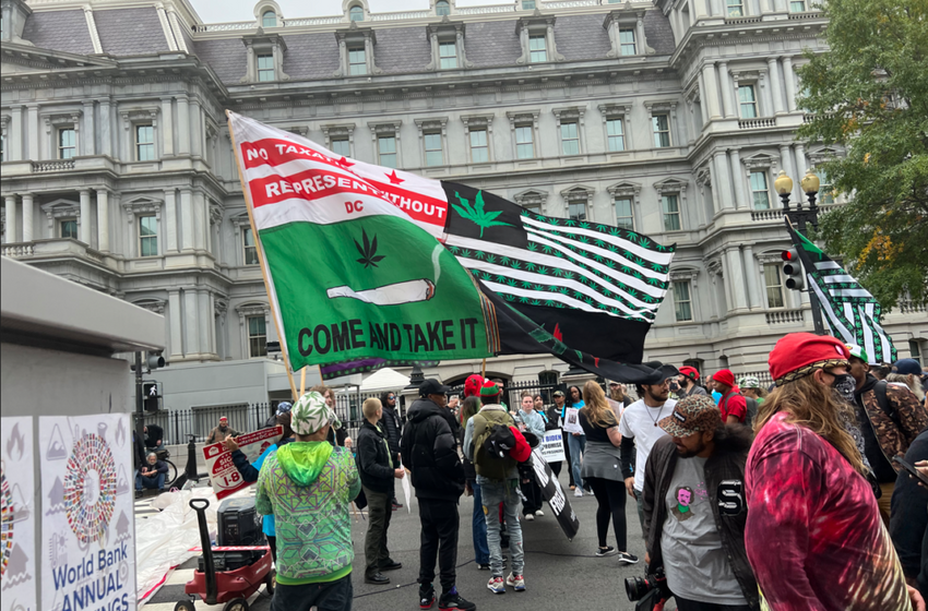  Outside the White House, Protestors Urge Biden to Release Nonviolent Marijuana Offenders