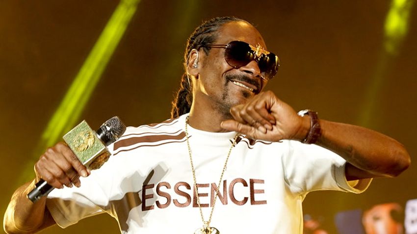  Snoop Dogg’s professional ‘blunt roller’ reveals just how much the rapper smokes each day