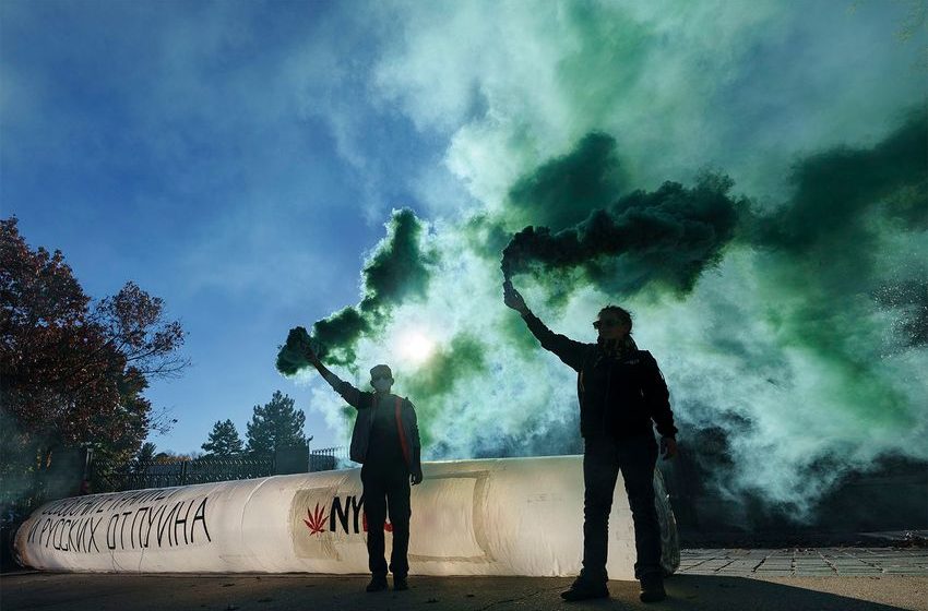  Brittney Griner Supporters Stage Cannabis ‘Smoke Out’ Outside Russian Embassy After Sentence Upheld