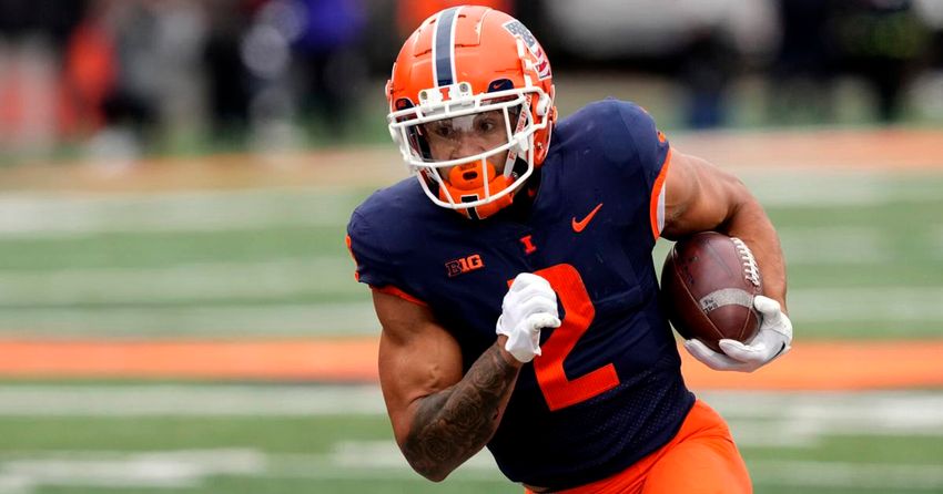  Illinois running back Chase Brown leaves with injury vs. Purdue football