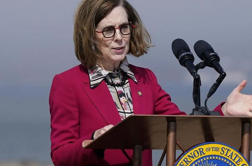  Oregon’s governor pardons thousands for pot convictions