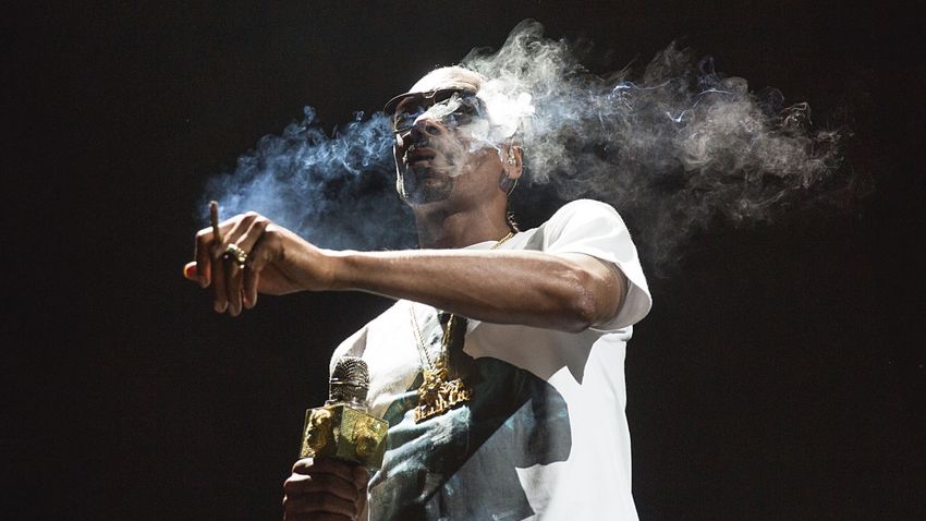  Snoop Dogg Addresses Claim He Smokes Equivalent of 75-100 Blunts a Day