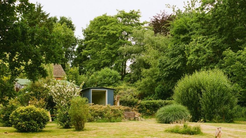  Michael Dillon creates his own low-cost garden studio in Kent