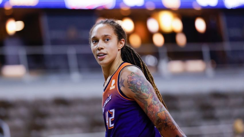  Brittney Griner Released from Russian Custody in Prisoner Swap