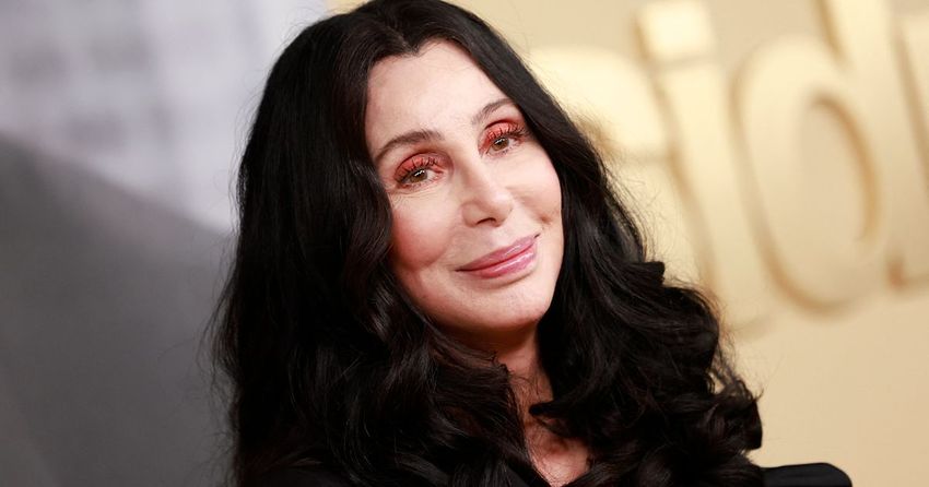  Cher Recalls Getting Contact High After Visiting Willie Nelson’s Smoky Tour Bus