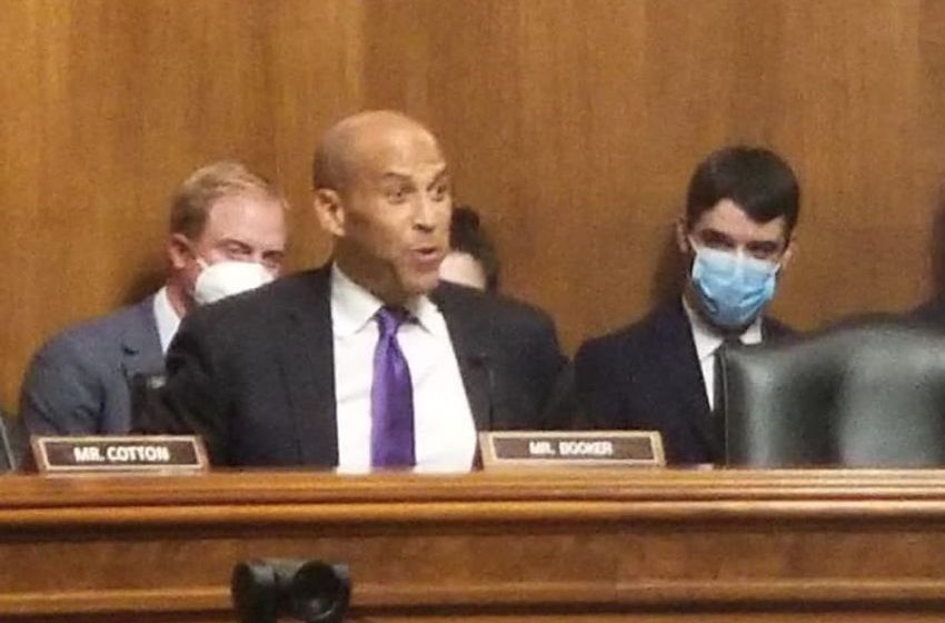  Booker says he’ll keep trying to pass weed legislation even with House Republicans in charge