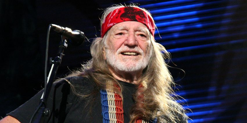  Willie Nelson Reveals His Diet Ahead of His 90th Birthday, Credits Marijuana for ‘Saving’ His Life & Talks Smoking with Snoop Dogg