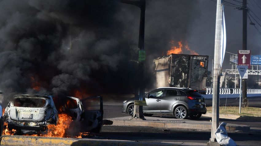  Mexico arrests son of drug lord ‘El Chapo’ as city descends into heavy fighting