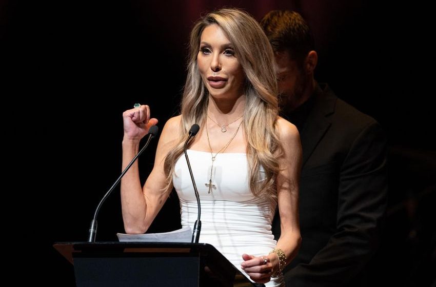  Chloe Lattanzi pays tribute to mom Olivia Newton-John at Australian memorial