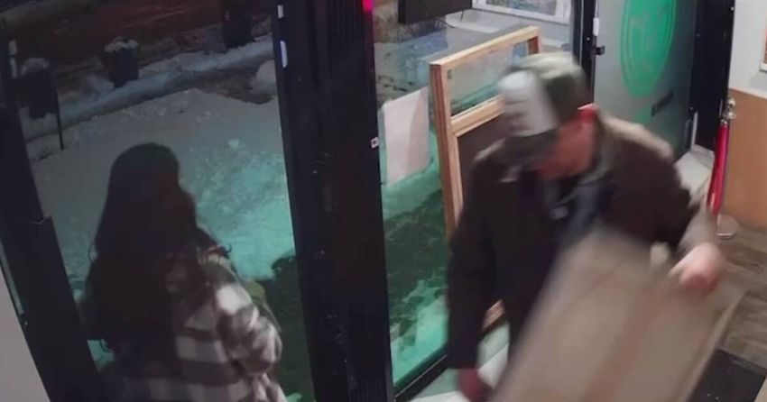  Man and woman steal art in brazen theft caught on video in Toronto