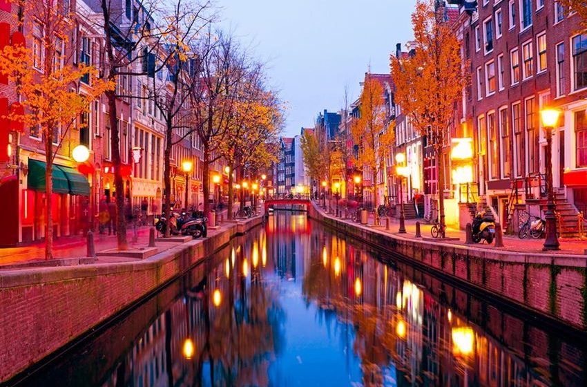  Amsterdam to ban cannabis in its red light district