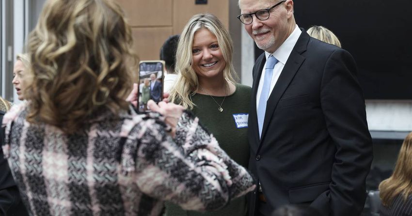  Mayoral candidate Paul Vallas insists he’s a lifelong Democrat. But he’s backed by conservative donors and the FOP.