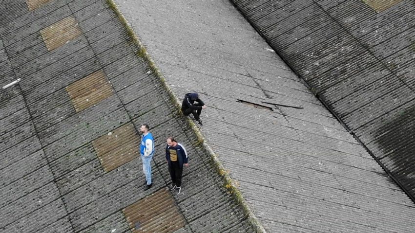  Three drug dealers hide from police on roof of a cannabis factory