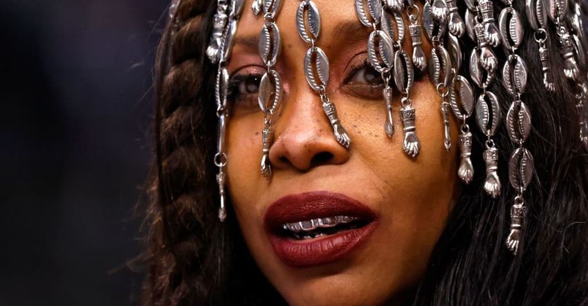  Erykah Badu is celebrating Mother’s Day with her own line of weed rolling cones