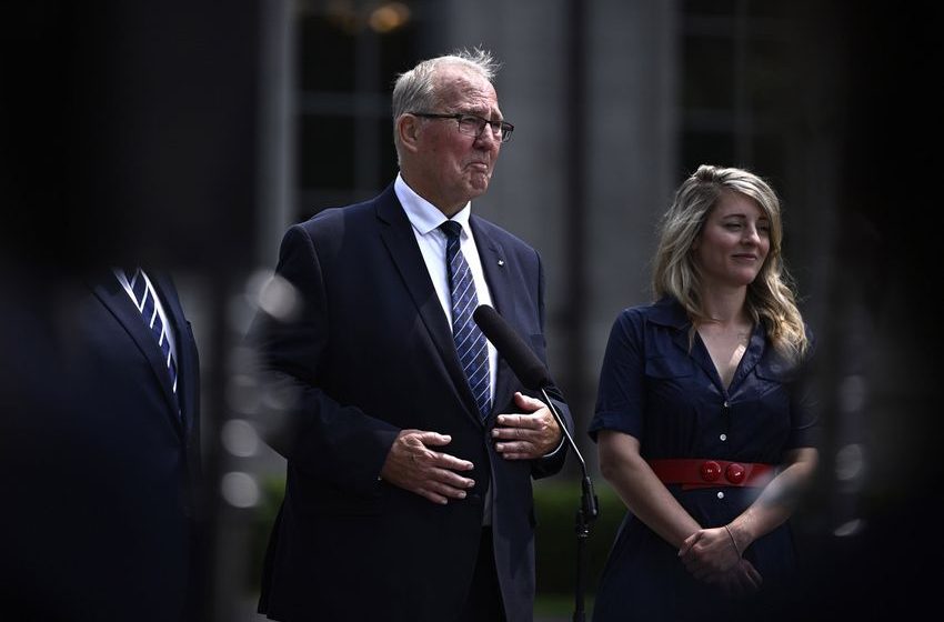  Defense shuffle: Trudeau taps former police chief for top role