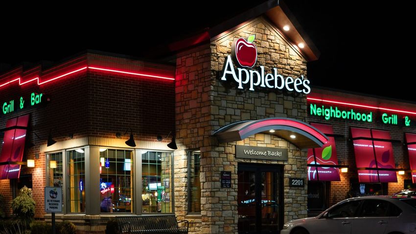  Applebee’s Arrest Investigated After Police Cuff The Wrong Guy