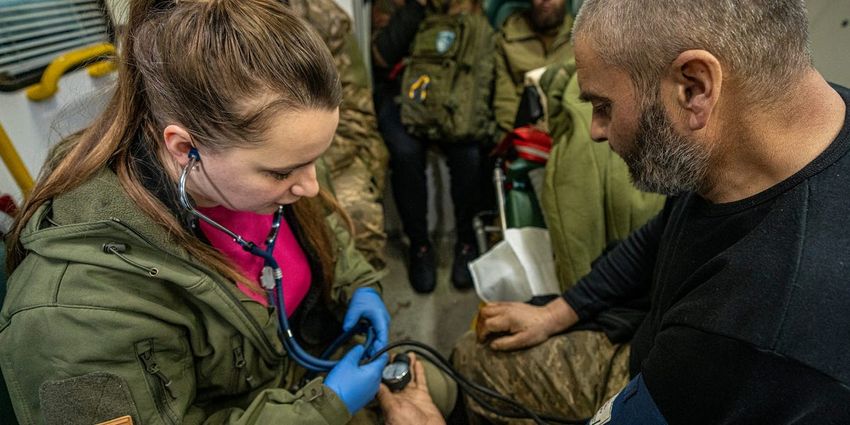  Ukraine should give its soldiers weed instead of opioids so it can avoid a US-style drugs crisis, doctor says