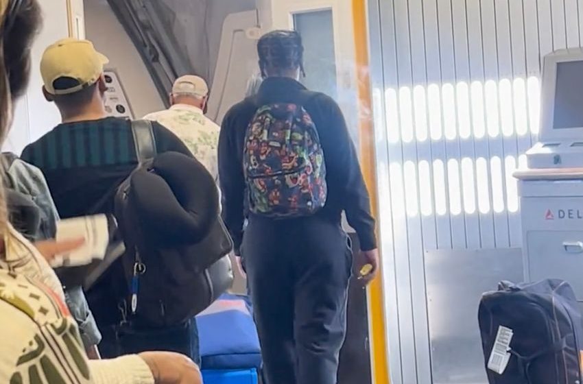  Delta Passenger Vapes On the Jet Bridge While Boarding