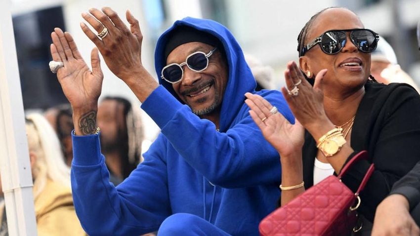  Snoop Dogg’s Wife Opens a Strip Club and Its Name is Hilariously Obvious