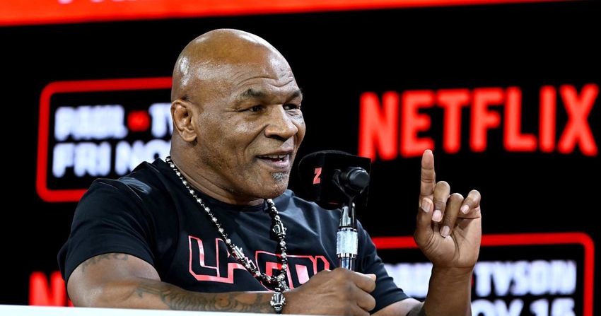  Video: Mike Tyson Greets Tom Brady, Cowboys Players; Faces Off vs. Jake Paul