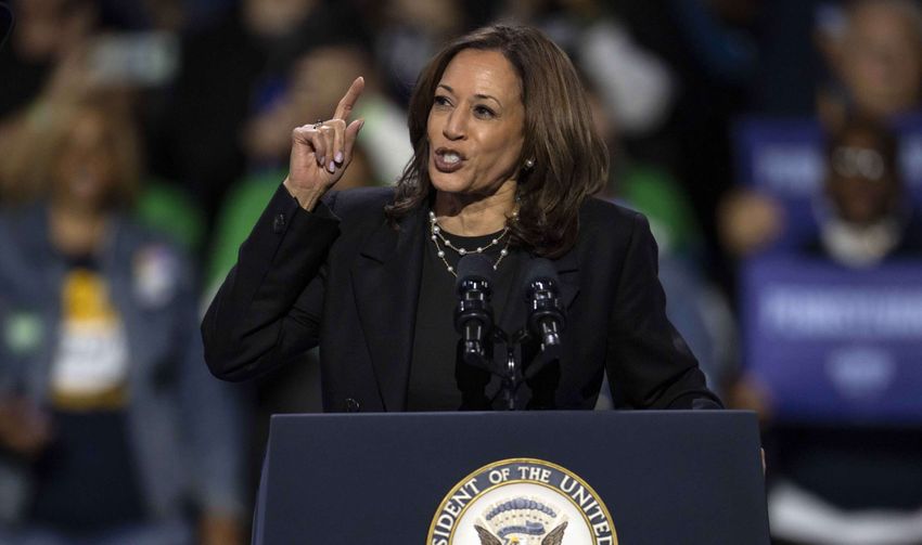  Kamala Harris Promotes Federal Pot Legalization As a Boon to Black Men